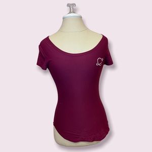 No Boundaries maroon crossback planet short sleeve tee